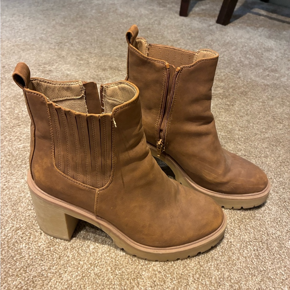 Dolce Vita Tan Women's Chunky Heel Chelsea Boot